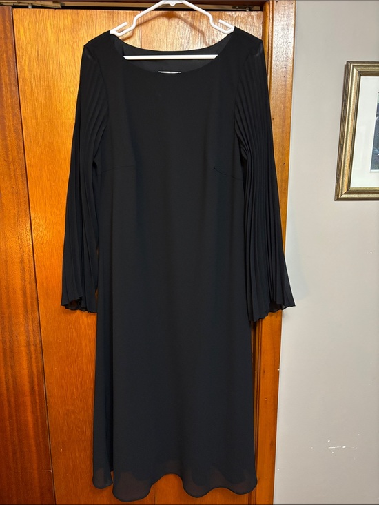 Lori Ann Dresses & Skirts - Black Long-Sleeve Pleated-Sleeve Midi Dress